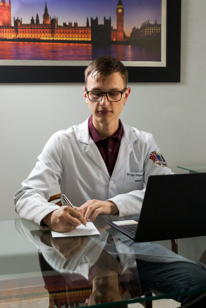Dr. Iago Fittipaldi no consultório